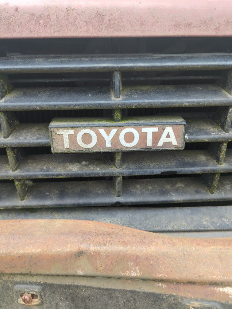 Parting Out 1985 Toyota Pickup Parts