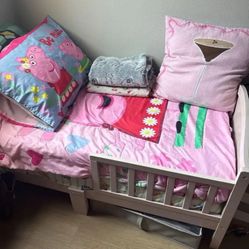 Toddler Bed With Papá Pig Bedding 