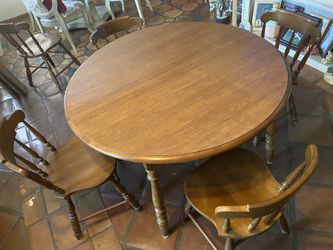 Antique extendable table with six chair chairs