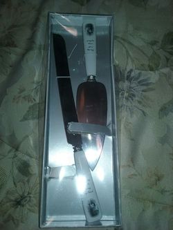 Young serving sweetheart knive and serving set like new