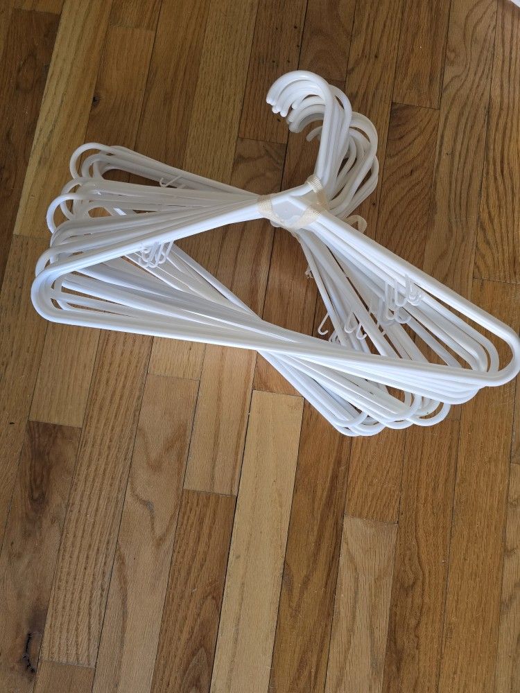 Plastic Hangers (23 Pieces)