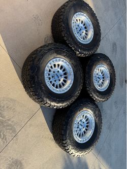 New KMC  rims 17x8.5 6 lugs 6x139.7 used tires 35 inch