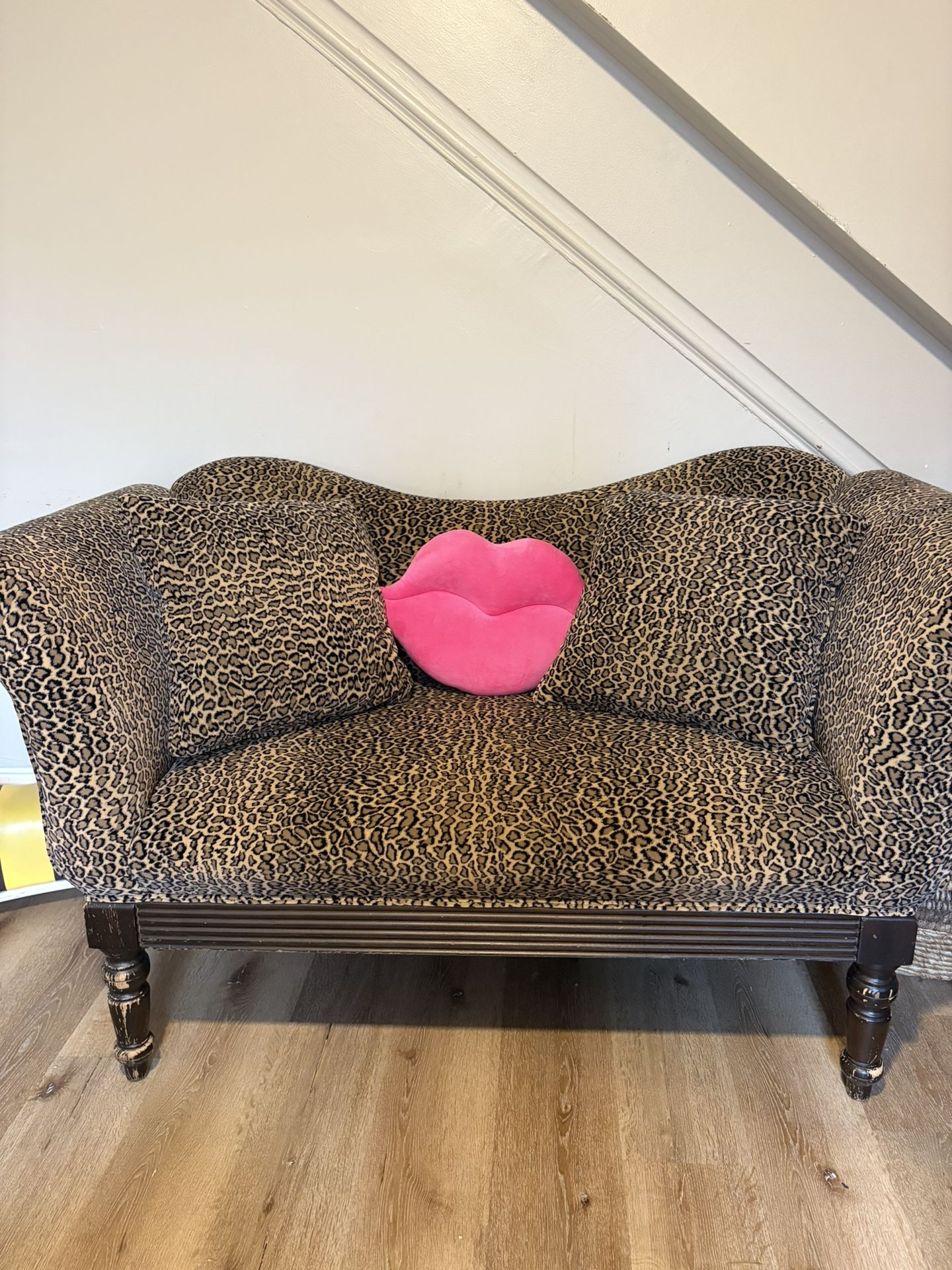 VINTAGE SOFA NEED GONE