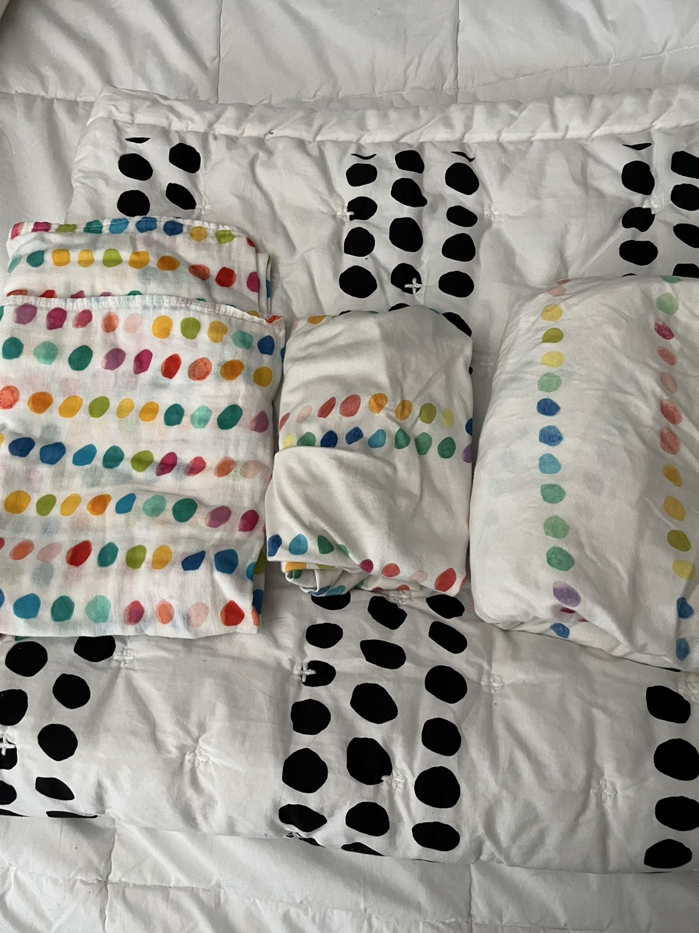 Lovevery Organic Cotton Crib Sheet, Quilt, Changing Pad Cover And Swaddle