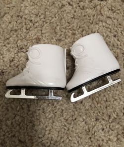 Skates snow shoes boots and more for America dolls