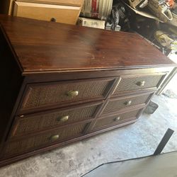 Dresser Set In Good Condition