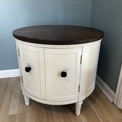 Round accent table