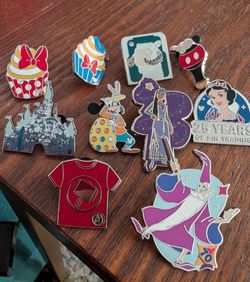 Lot of 10 authentic Disney pins 💎