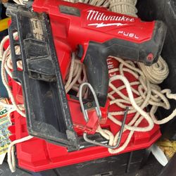 milwaukee  m18 30degree nailer 