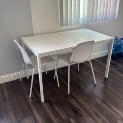 Table / 2 Chairs 