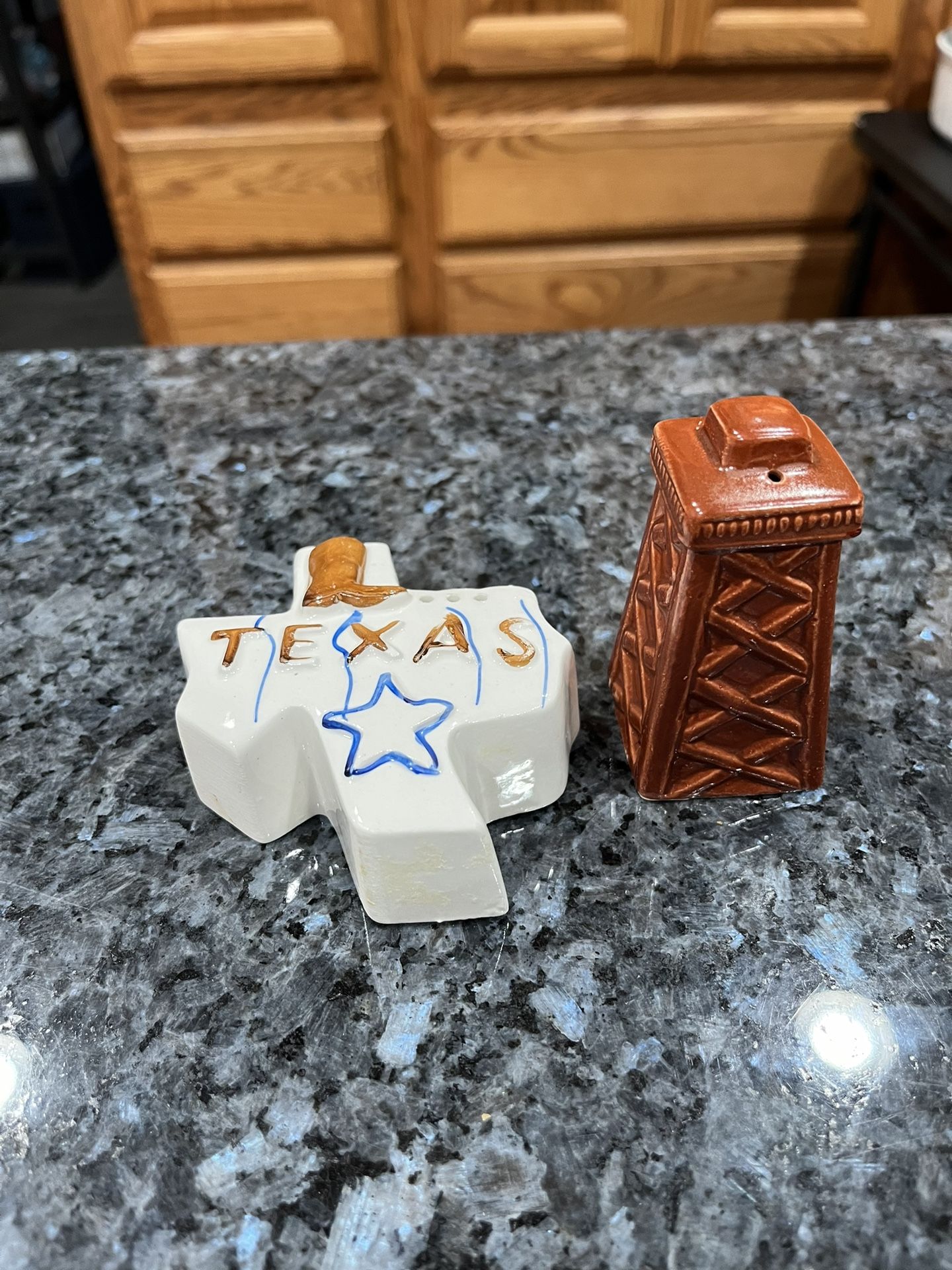 Ceramic Vintage Souvenir Texas State Shaped and Oil Derrick Pair of Salt and Pepper Shakers .  Made in Japan.  Preowned never used.  
