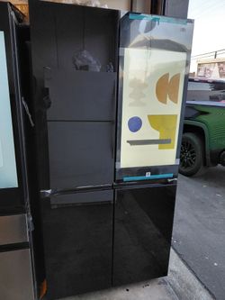 Un refrigerador de pantalla marca Samsung está nuevo de 36 de ancho por 68 y media de alto 29 de profundidad