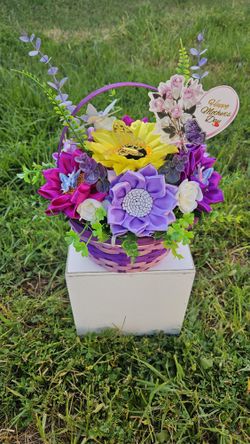 canasta con flores y luces