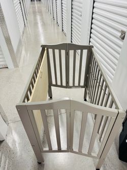 folding crib with wheels, mattress, and bath