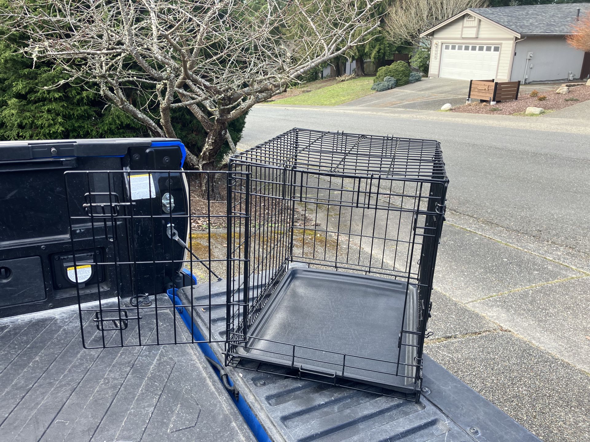 Small Dog Puppy Rabbit Kennel Crate Collapsible like New 24” L by 17”W 19”
