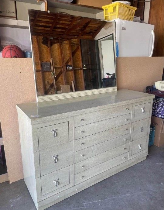 Dresser With Mirror