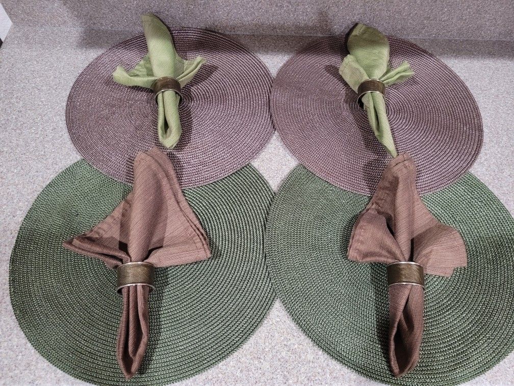 2 Green & 2 Brown Placemats With Napkins