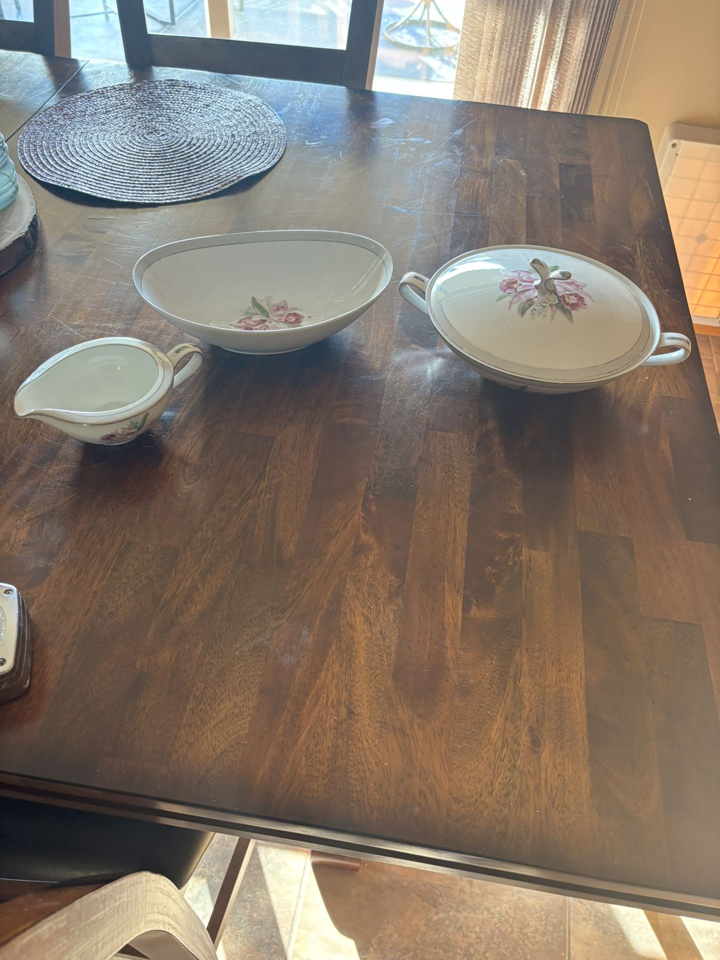 Noritake set vegetable bowl with lid, creamer and serving bowl