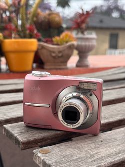Vintage Kodak Y2K digital camera - pink