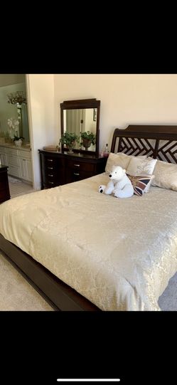 Bedroom set/Queen bed/nightstand/dresser