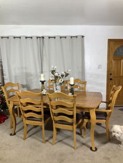 Extendable Dining Table With 6 Chairs & Removable Seat Covers