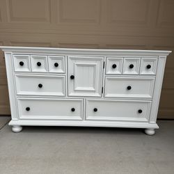 Dresser White 6-Drawers 