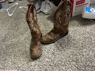 Girls boots size 4