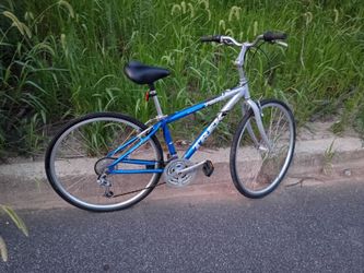 Trek 7200 hybrid Ready to ride small frame 21 speeds aluminum frame