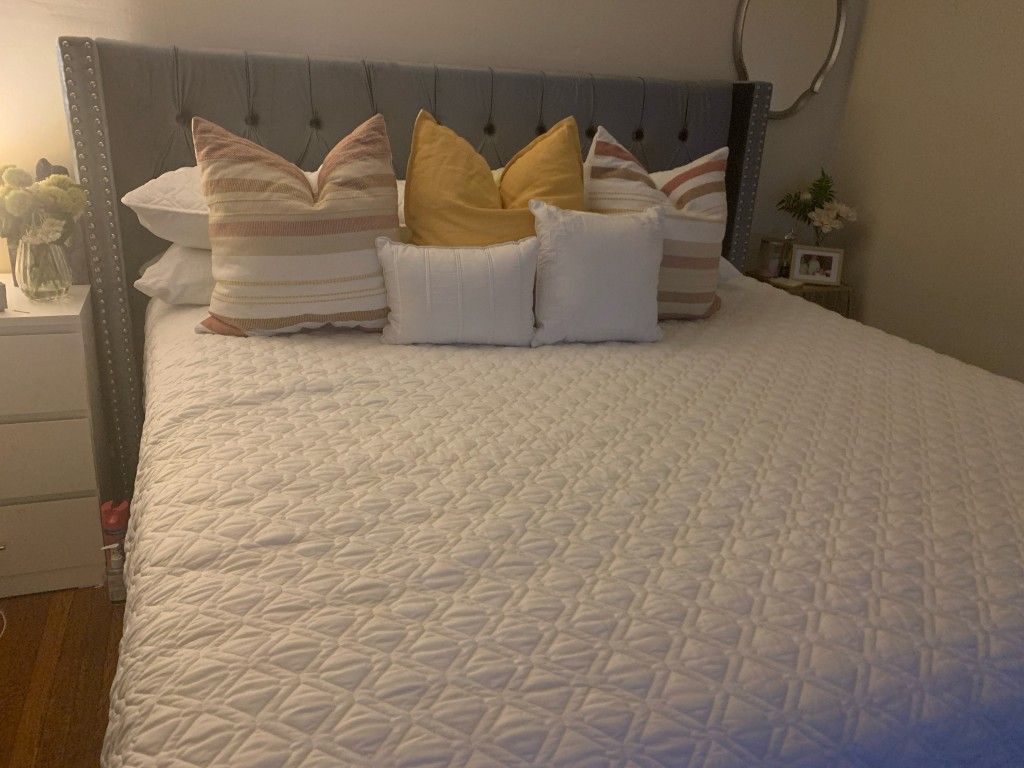 King Size Bed w/ Frame & Box Spring