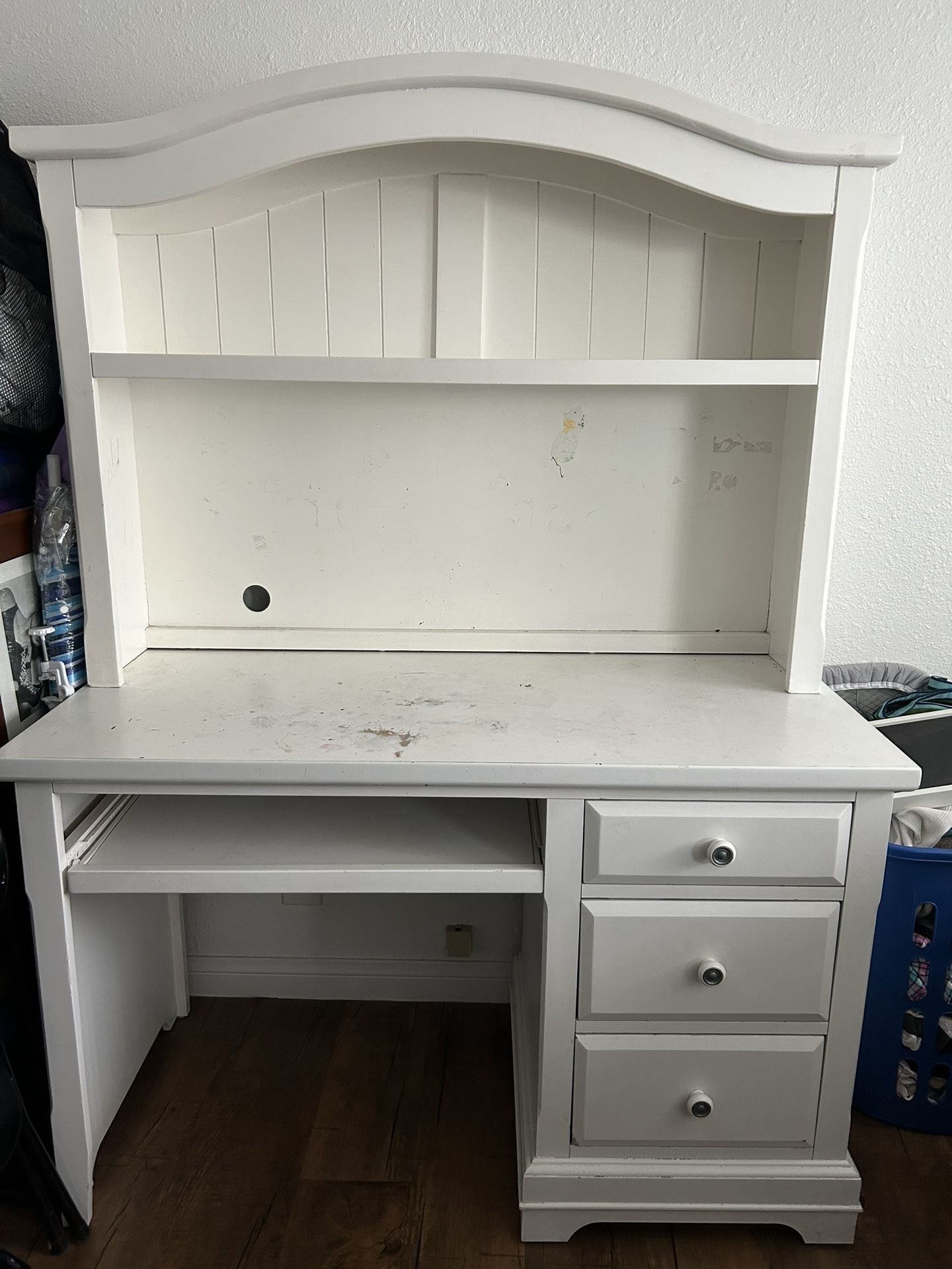 Child’s Desk With Hutch