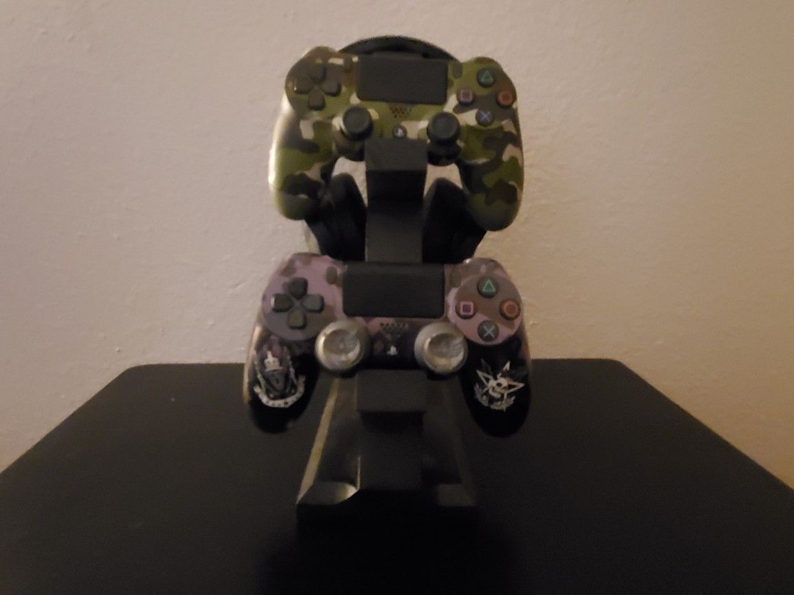 Controller/ Headphone holder for gaming