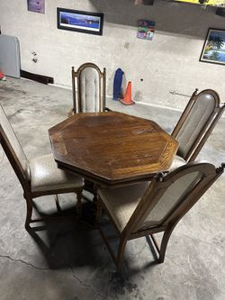Table with 4 Chairs (in Good Condition)