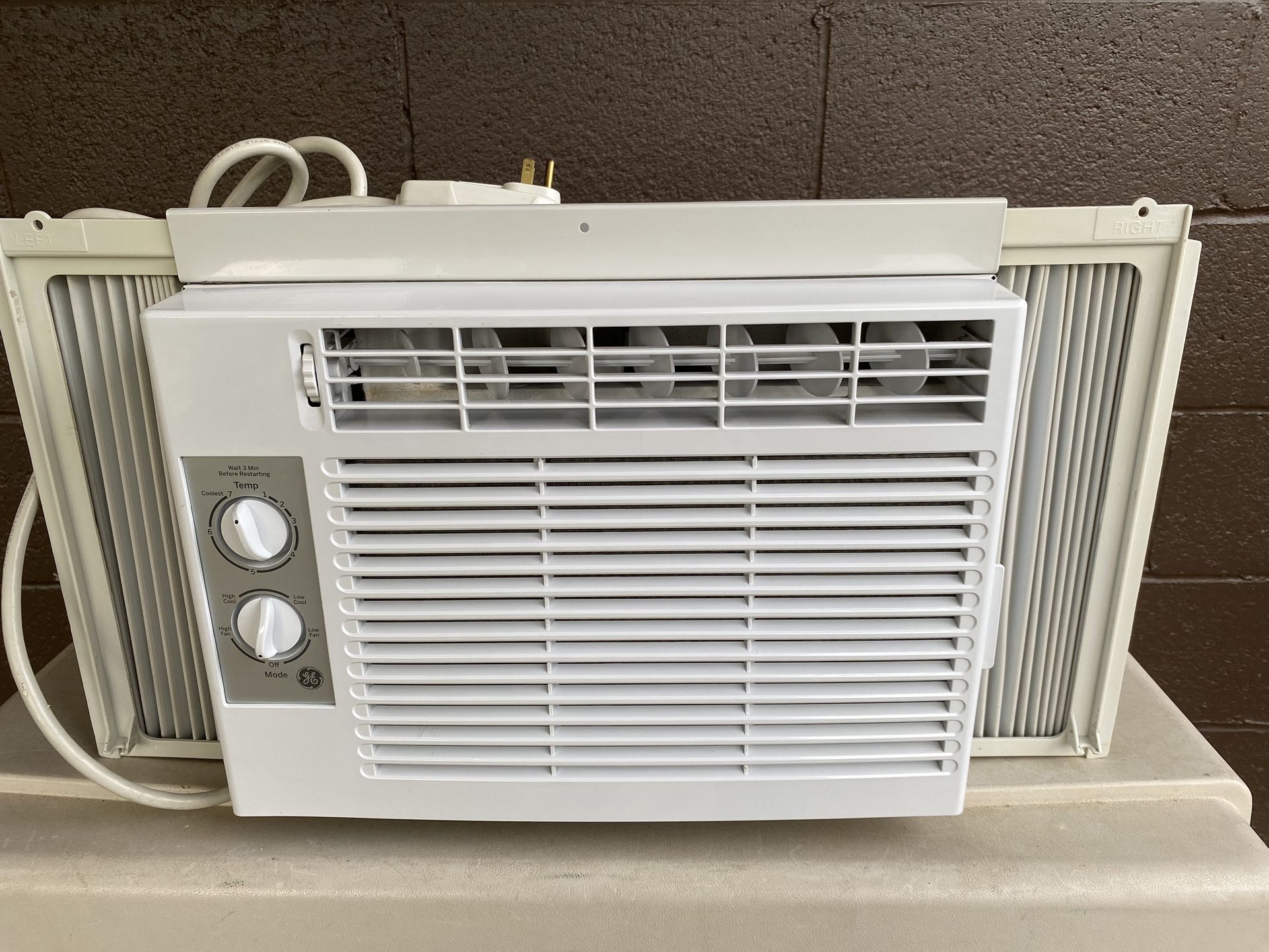 GE 5200 BTU Air Conditioner. Unit Is Clean, Efficient And Runs Great.