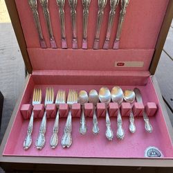 WM Rogers & Son “Victorian Rose” 1847 silverplate flatware set