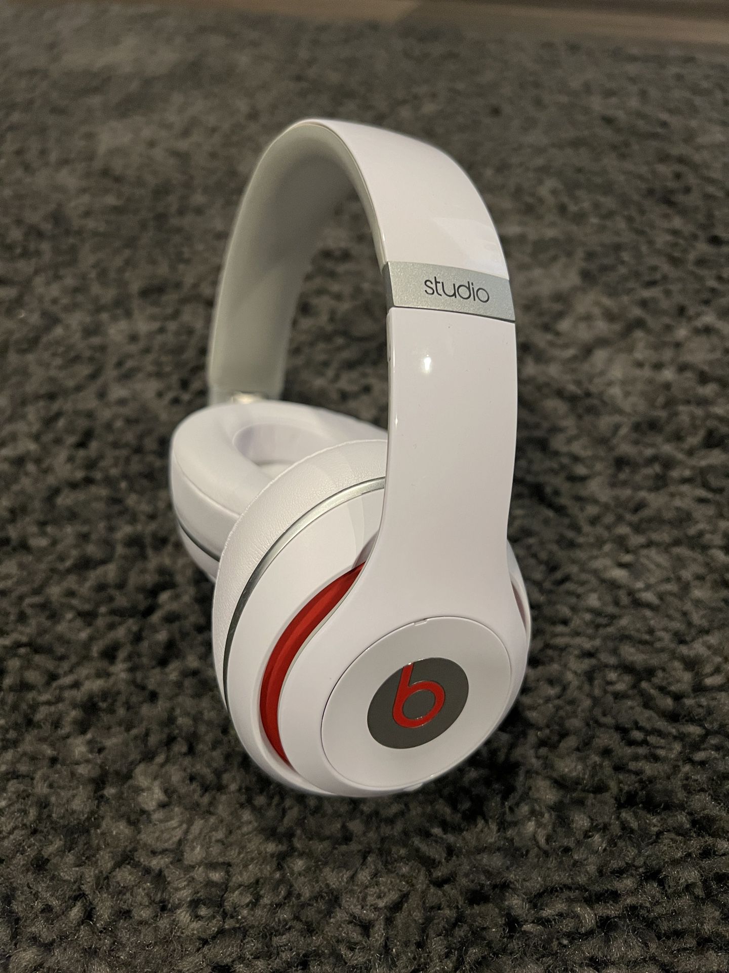 Apple Beats Studio 3 Wireless Over-Ear headphones - White & Red