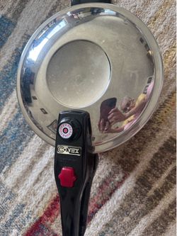 olla a presión de la marca Conex (o Conex Cooker), fabricada en acero inoxidable con un mango largo de baquelita negra