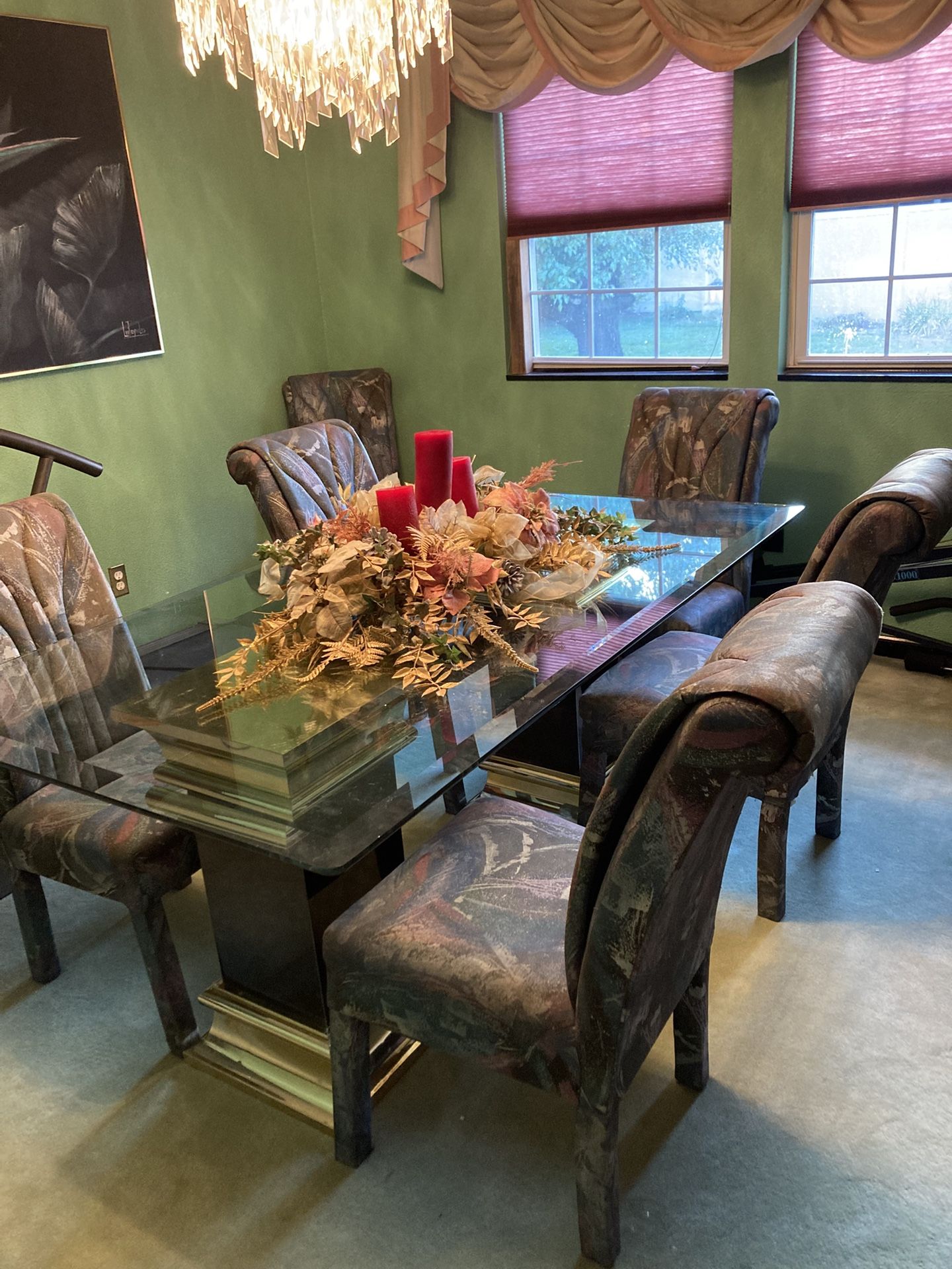 Dining Room Table/Chairs/Pictures
