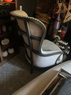 Gorgeous arhaus Portsmouth chair great condition.
