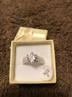 Women's queen Lara 18 kt white gold plated wedding engagement ring size 8