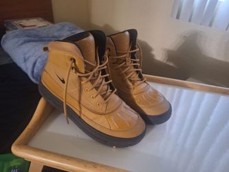 SIZE 8 womans NIKE boots