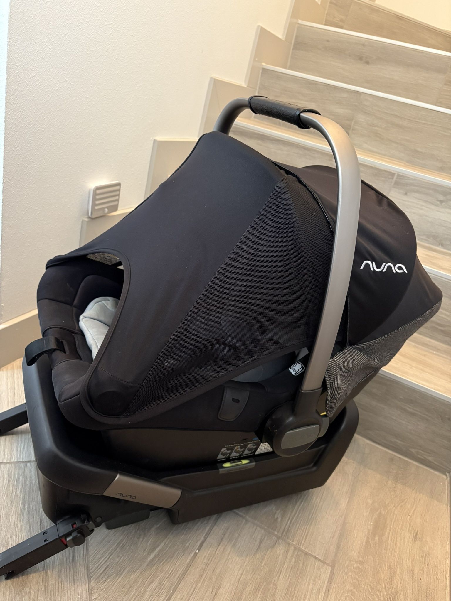 Nuna Car seat With Base