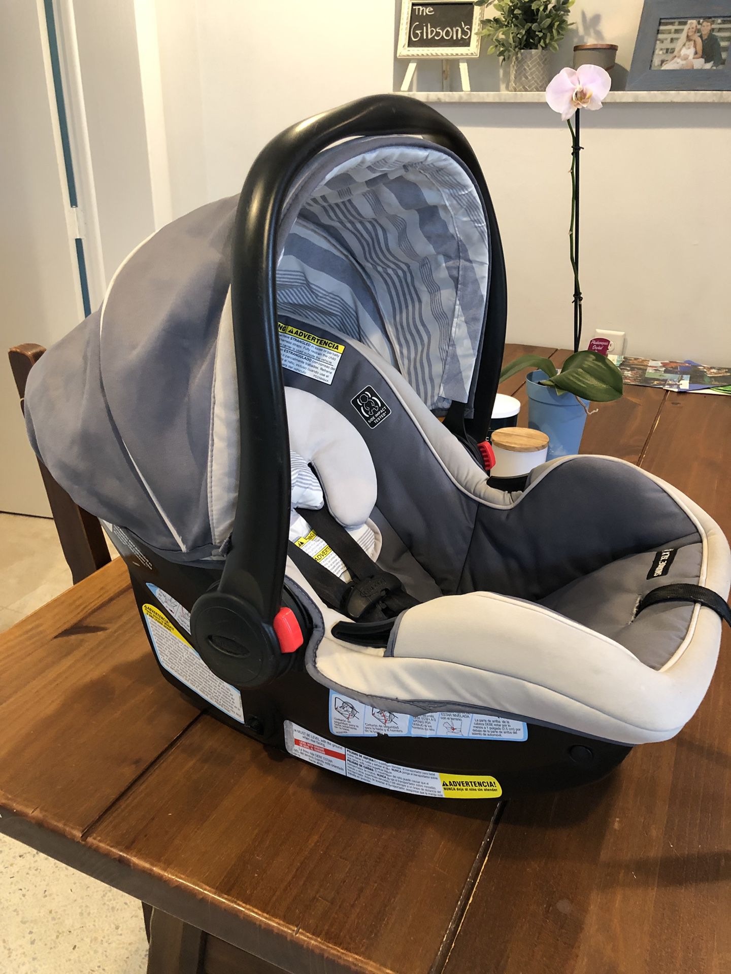 Graco Click Connect SnugRide 35LX infant car seat/carrier.
