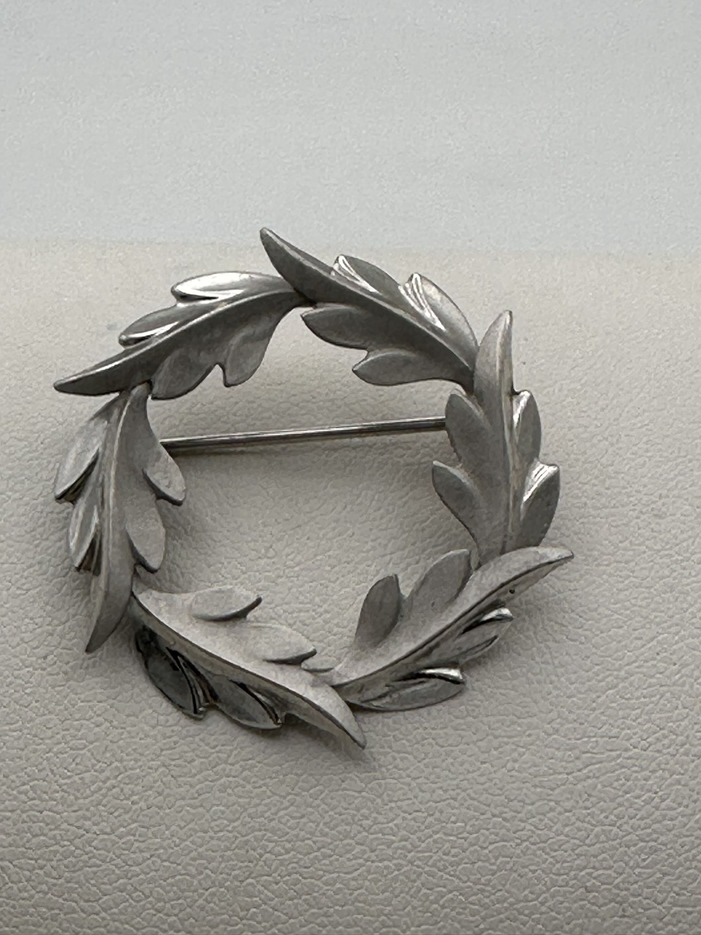 A & Z Sterling Silver Leaf Wreath Brooch Pin 1 1/4” Diameter Great Condition 