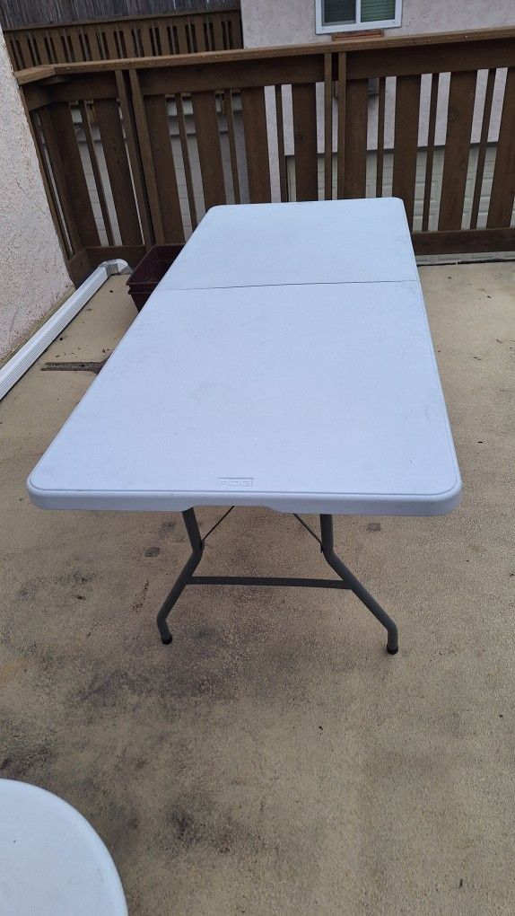 Folding Table (FREE)