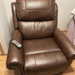 Raymour & Flanigan Leather Power Lift Recliner Chair w remote like New