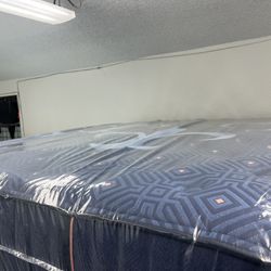 CALIFORNIA KING SIZE STEARNS & FOSTER LUX ESTATE (MEDIUM) MATTRESS & BOX SPRINGS BED SET