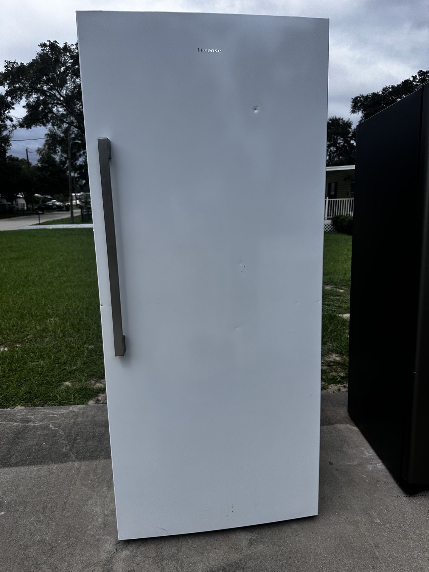Hisense 22.2 CF Works Perfectly Fine-30 DAY WARRANTY (delivery Available)