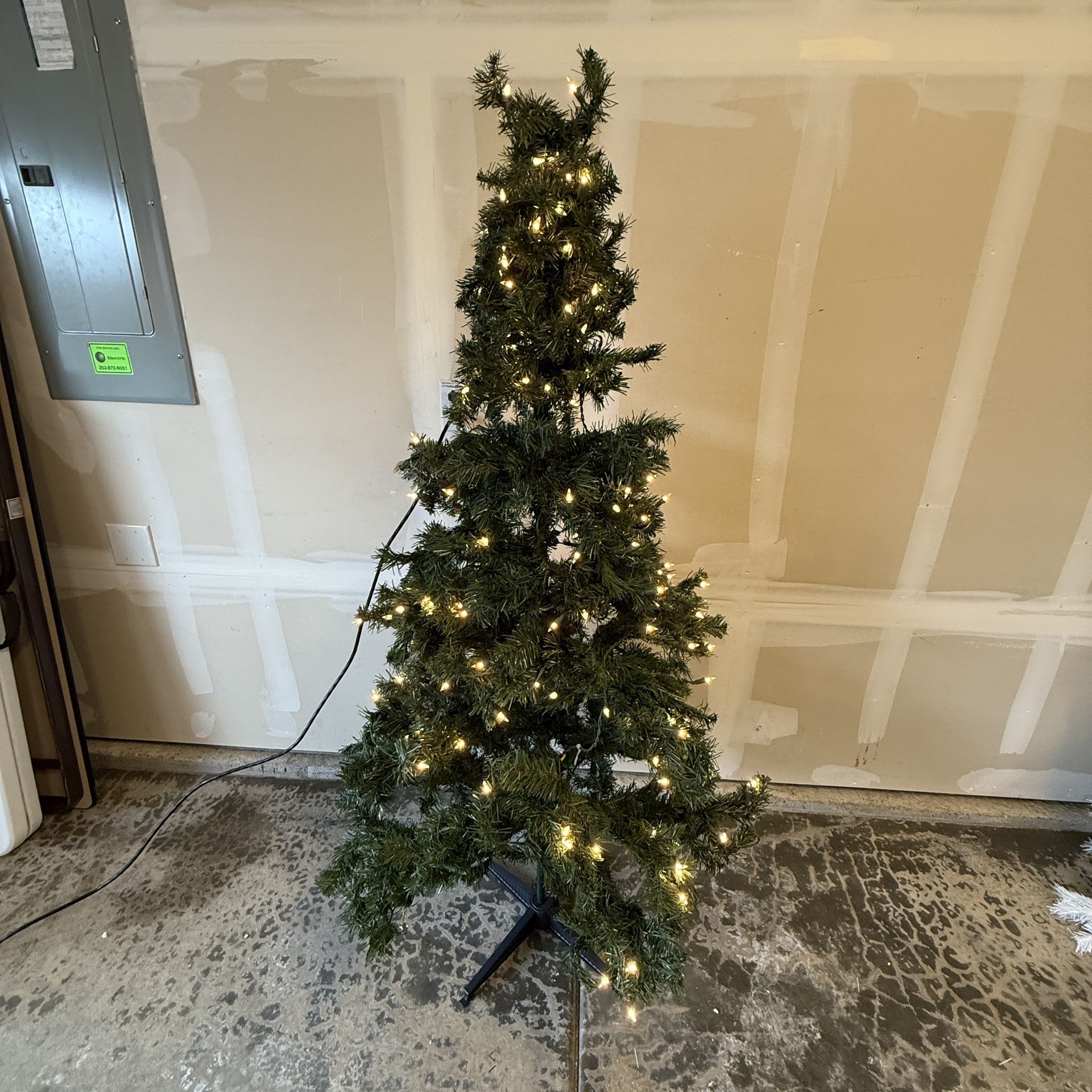 Artificial Christmas Tree 6ft. Pre-Lit Alberta Spruce Indoor Wondershop *READ*