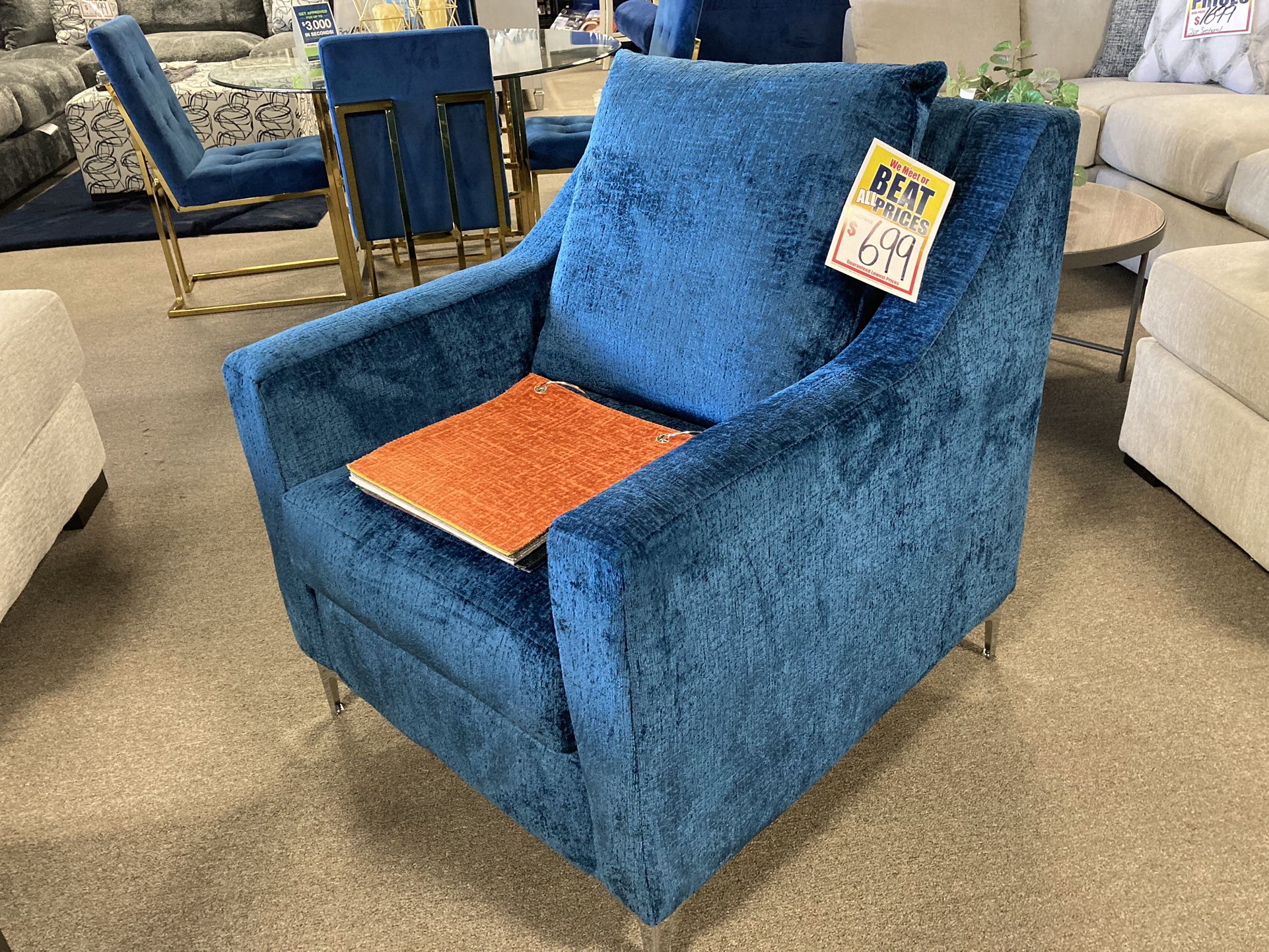 Accent chair 🔥❤️ $599