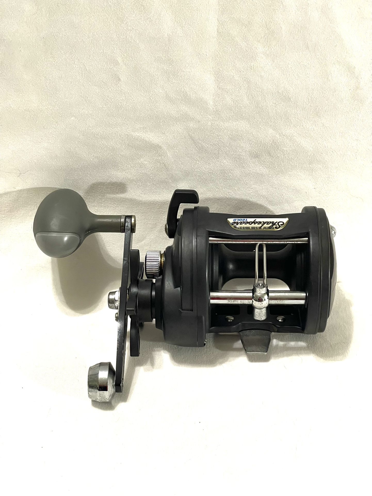 New Only Used Twice  Shakespeare (T20LO-Tidewater) graphite frame, heavy action, deep sea fishing reel